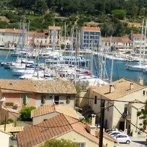 https://tres-bel-appartement-t2-de-65-m2-avec-terrasse-vue-sur-port.fr-provencehotel.com